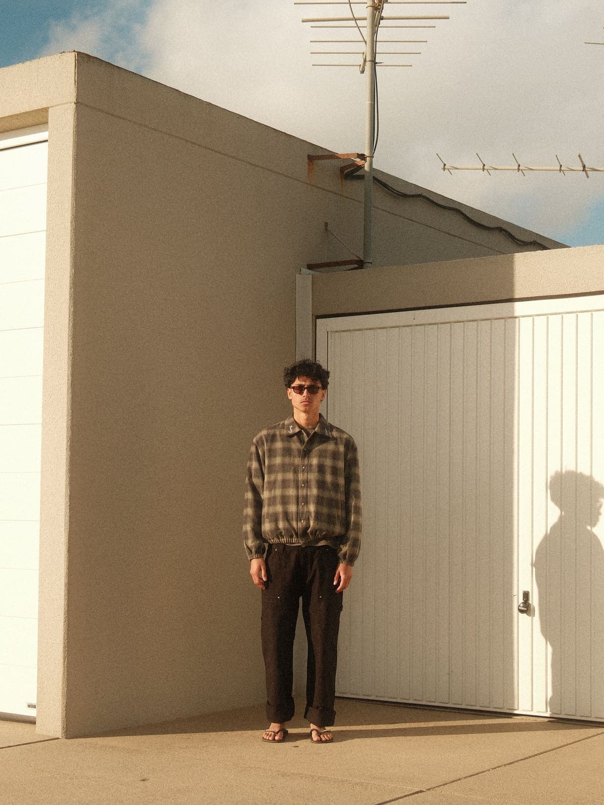 Organic post: full look in a doorway